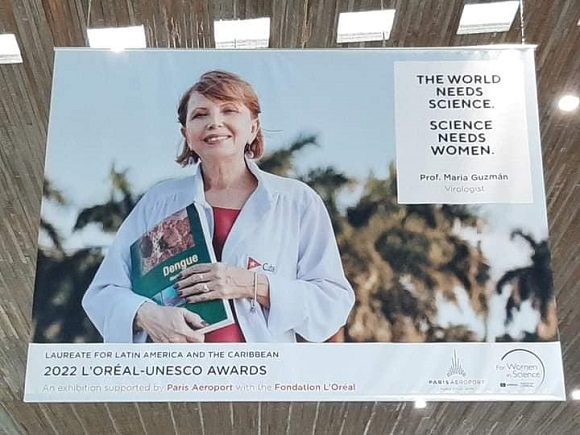 La imagen del día: Científica cubana premio L’Oréal-Unesco homenajeada con póster en aeropuerto de París
