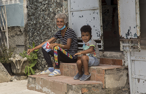 Una anciana y un niño de Pocito-Palmar, un barrio en transformación del municipio habanero de Marianao. Foto: Ismael Francisco/ Cubadebate.