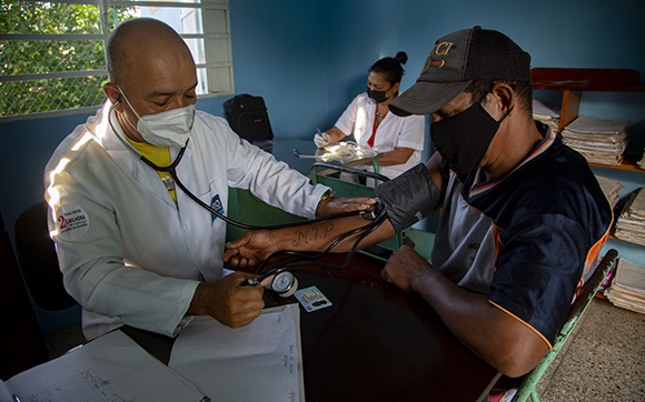 Doctor José Manuel Anaya León mide tensión arterial a donante voluntario de sangre, previo al acto de donación. Foto: Ismael Francisco/ Cubadebate.