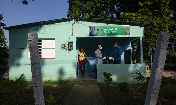 La iniciativa del banco móvil de sangre en los barrios, constituye una facilidad para los donantes. Foto: Ismael Francisco/ Cubadebate.