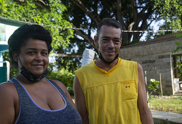 Yurina Pérez Bermúdez, coordinadora de la zona 144 junto a Fabián Yasel Ramírez Fuerte, su donante voluntario de sangre más destacado. Foto: Ismael Francisco/ Cubadebate.