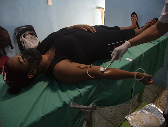 María Mercedes Abreu Frómeta, realizó su donación voluntaria de sangre (número 24), este 12 de junio en el Consultorio de su comunidad. Foto: Ismael Francisco/ Cubadebate.