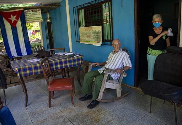 Lázaro y Neri en su casa que es el lugar de encuentro de la familia cederista de la zona. Foto: Ismael Francisco/ Cubadebate.