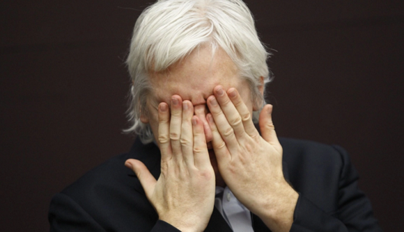 Esposa de Assange: “Fue desnudado y aislado en una celda”