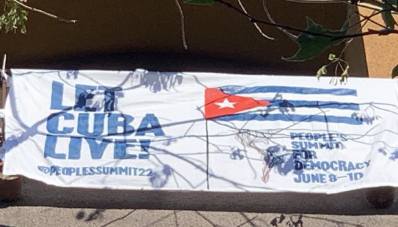 La imagen del día: “Dejen a Cuba vivir”, reclaman en cartel frente al Centro de Convenciones de Los Ángeles
