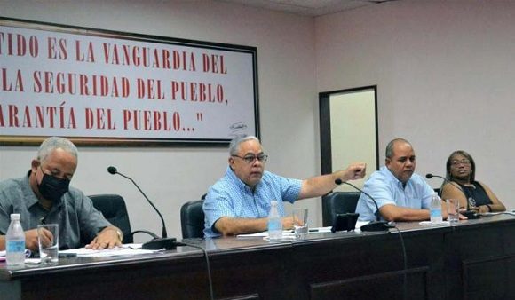 Máximas autoridades de La Habana llaman a garantizar mayores ofertas al pueblo en Plenaria de Economía