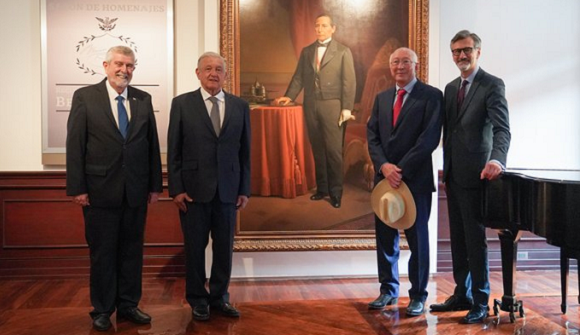 La imagen del día: Embajadores de Francia, EE.UU. y Cuba junto a López Obrador en homenaje a Benito Juárez