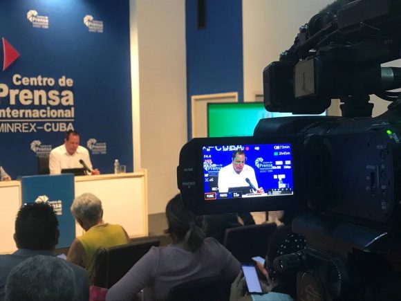 El ministro señaló que, a pesar del aumento de los casos, la enfermedad se mantiene bajo control. Foto: Lisandra Fariñas Acosta/Cubadebate.