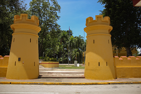 Entrada del parque museo Ñico López, otrora cuartel Carlos Manuel de Céspedes. Foto: Yordanka González Arceo/ Cubadebate.