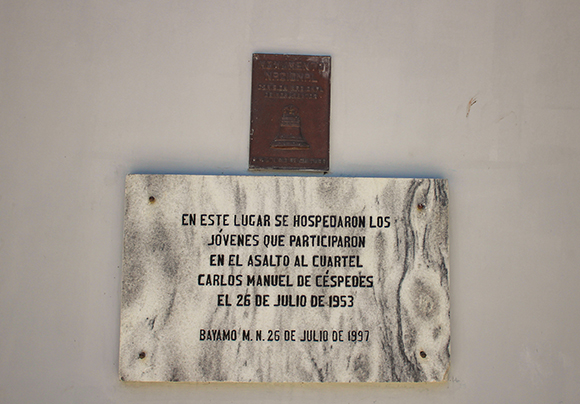 Tarja ubicada en la pared frontal del museo Los Asaltantes. Foto: Yordanka González Arceo/ Cubadebate.
