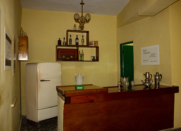 En la sala museo se conserva el refrigerador Westinghouse que había en el Hospedaje en esa época. Foto: Yordanka González Arceo/ Cubadebate.