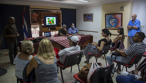 Camilo Mayeta, funcionario de los CDR cuenta su experiencia en el primer Curso de Fotografía Digital Básica que impartió el fotógrafo puertorriqueño, Ramón Frontera Nieves. Foto: Ismael Francisco/ Cubadebate.