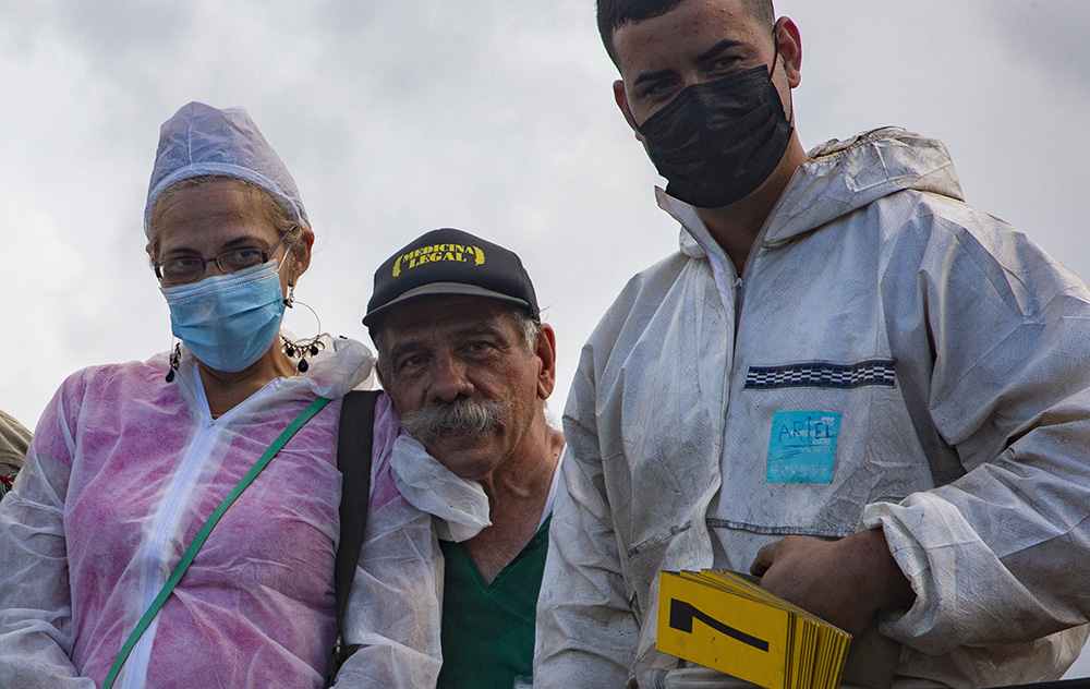El doctor Jorge González (Popi) al frente del equipo de búsqueda e identificación de los desparecidos. Foto: Ismael Francisco/ Cubadebate.