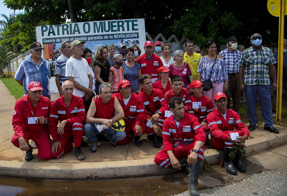 La comunidad de Peñas Altas de Matanza recibe con un homenaje a los miembros de la Brigada de Rescate y Salvamento de la Cruz Roja. Foto: Ismael Francisco/ Cubadebate.