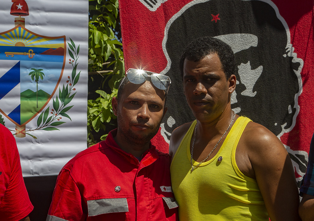 Dilan junto al chofer que esperó a todos los rescatistas para sacarlos del lugar de la explosión. Foto: Ismel Francisco/ Cubadebate.