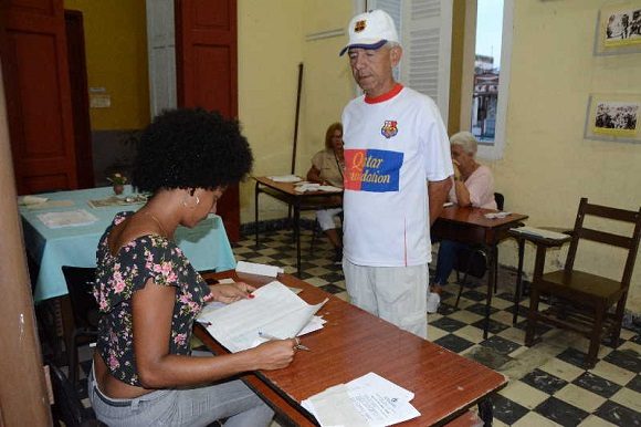 Ernesto Garcia Reyes primer votante en una circunscripcion de la villa del yayabo foto brito