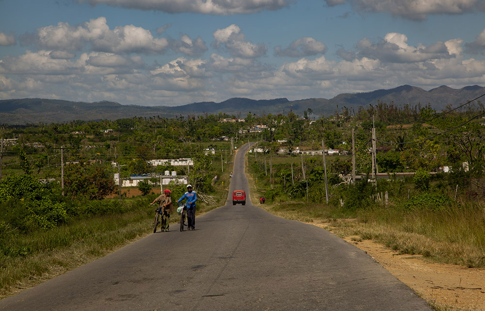 La carretera de San Juan y Martínez, en Pinar del Río, recupera su geografía. Foto: Ismael Francisco/ Cubadebate.