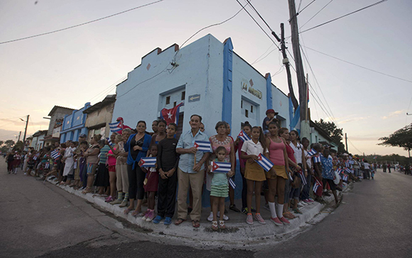 Una multitud espera el paso de las cenizas de Fidel Castro en Esperanza. Foto: Ricardo Mazalan/ AP.