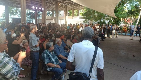 Decenas de personas llegan y tararean las canciones de Pablo, ícono de la cultura cubana. Foto: Thalía Fuentes Puebla