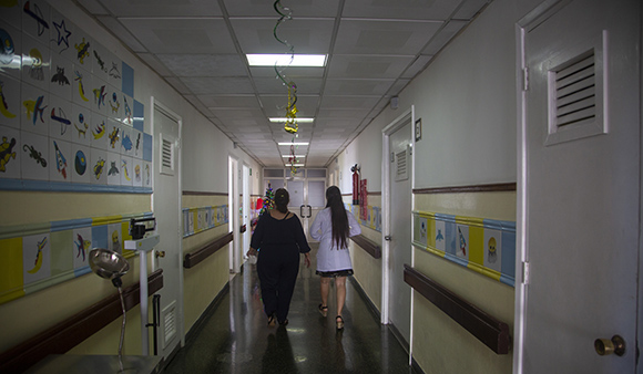 Cada detalle de la sala de Neuropediatría del Instituto Nacional de Neurología refleja la entrega de su personal por los niños allí hospitalizados. Foto: Ismael Francisco/ Cubadebate.
