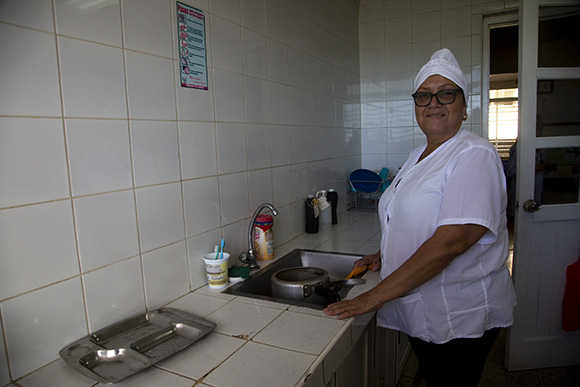 Elizabeth Mayor se encarga de mejorarle la comida a los niños de la sala. Foto: Ismael Francisco/ Cubadebate.