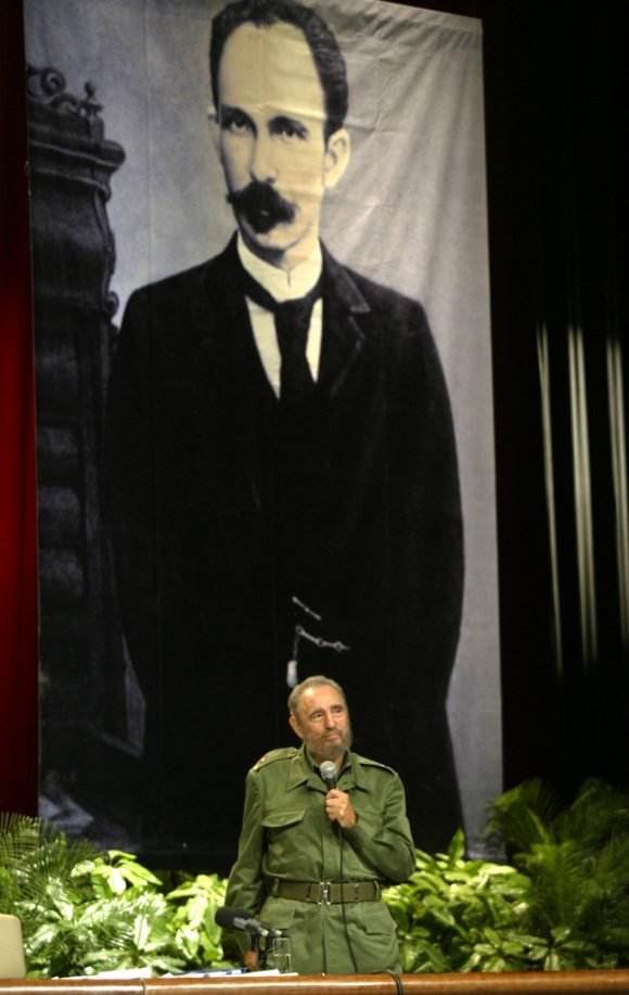 Intervención de Fidel en la Mesa Redonda Especial en homenaje a José Martí, en el teatro Karl Marx, el 19 de mayo de 2005. Foto: Ismael Francisco/ Cubadebate.