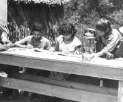 Campesinos de la Ciénaga de Zapata alfabetizados a la luz de un farol chino. Foto: Tomada de ACN.