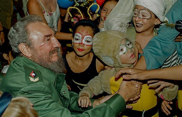 En el rostro de Fidel, las marcas del cariño de los niños. Foto: Cortesía de Tin Cremata.