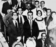 Mella (al centro derecho de la foto) junto a estudiantes de la Universidad Popular José Martí.