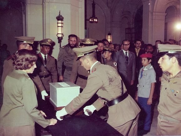 Fidel en el acto de entrega de las cenizas de Julio Antonio Mella, en el Aula Magna de la Universidad de La Habana, el 22 de agosto de 1975. Foto: Estudios Revolución/ Sitio Fidel Soldado de las Ideas.