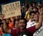 Los aficionados del equipo Granma celebrando el jonrón número 34 de Despaigne. Foto: Ismael Francisco/ Cubadebate