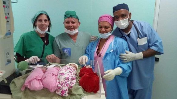 Equipo cubano de salud en Argelia junto a cuatrillizos recién nacidos, noviembre 2018. Foto: Archivo de Cubadebate