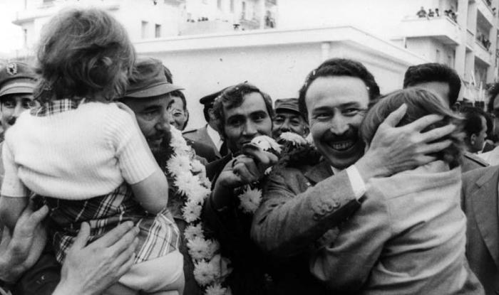 Junto al presidente argelino Houari Boumediene. Fidel saluda a dos niñas argelinas en Annaba, en marzo de 1976. Foto: Archivo de Prensa Latina. 
