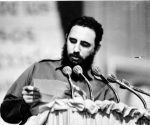 Fidel lee la carta de despedida del Che. Foto: Archivo de Fidel Soldado de las Ideas.