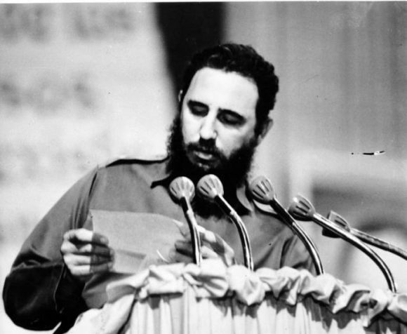 Fidel lee la carta de despedida del Che. Foto: Archivo de Fidel Soldado de las Ideas.