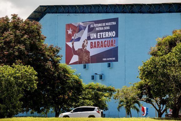 La imagen del Comandante con la réplica del machete de Maceo reproducida en el complejo de piscinas Baraguá, de La Habana. Foto: Ismael Francisco/ Cubadebate.
