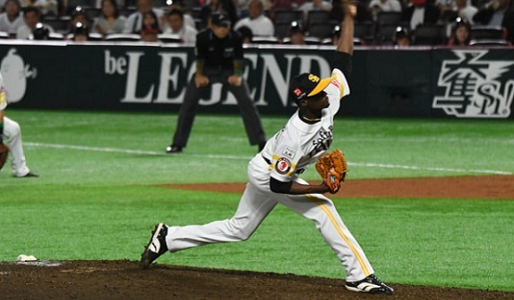 Tercer juego salvado para Liván Moinelo en la temporada 2023 de la Liga Japonesa de Béisbol