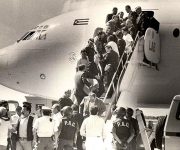 Momento en que la delegación cubana sube al avión los restos del Che y otros seis compañeros de la guerrilla en Bolivia. Foto: Ismael Francisco/ Cubadebate.