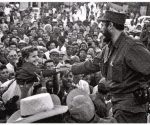 Fidel saluda al pueblo durante una concentración popular en su recorrido hacia La Habana. Foto: Burt Glinn.