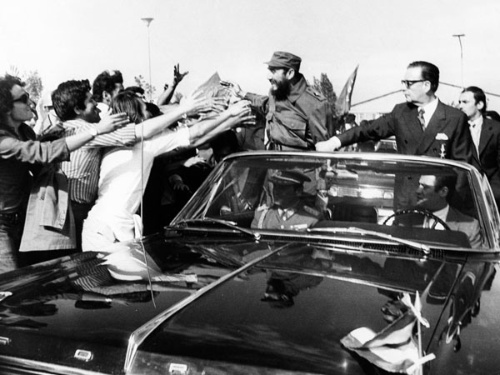 La visita de Fidel Castro fue un acontecimiento nacional y los chilenos esperaban el paso del lder cubano para saludarlo. Foto: Archivo.