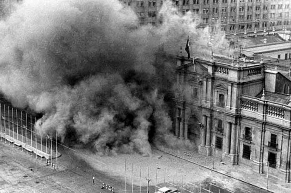 Imagen del Palacio de La Moneda durante el golpe de estado del 11 de septiembre de 1973. Foto: Archivo. 