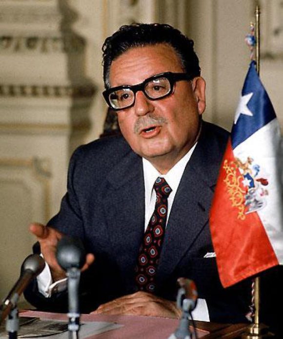Salvador Allende y bandera de Chile