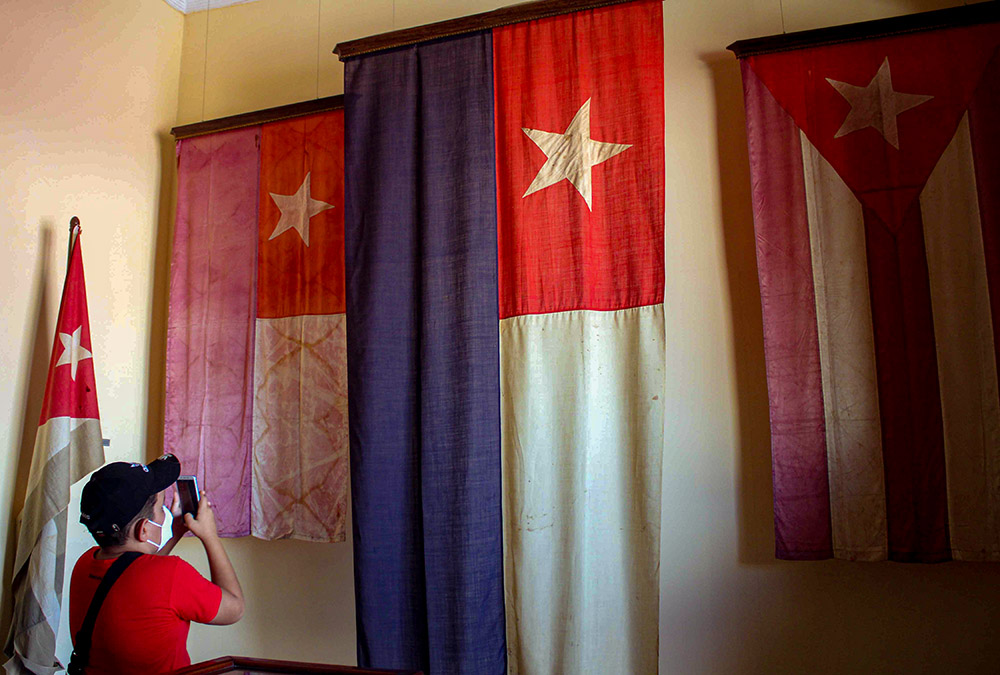 En la Casa se exhiben banderas utilizadas por el Ejército Libertador. Foto: Yordanka Gonzalez Arceo.