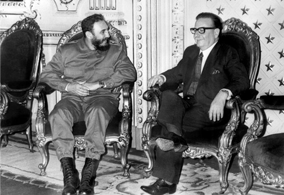 Fidel Castro y Salvador Allende conversando. Foto: Archivo. 