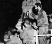Fidel habla al pueblo desde uno de los balcones del Palacio Presidencial (hoy Museo de la Revolución), tras llegar de Estados Unidos donde participó en el XV Período de Sesiones de la Asamblea General de la ONU, en Nueva York. Foto: Archivo Periódico Granma.