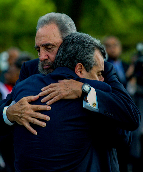 Fidel abraza a Tin Cremata en la Cumbre Cuba-Caricom, celebrada en Barbados, en 2005. Foto: Ismael Francisco/ Cubadebate.