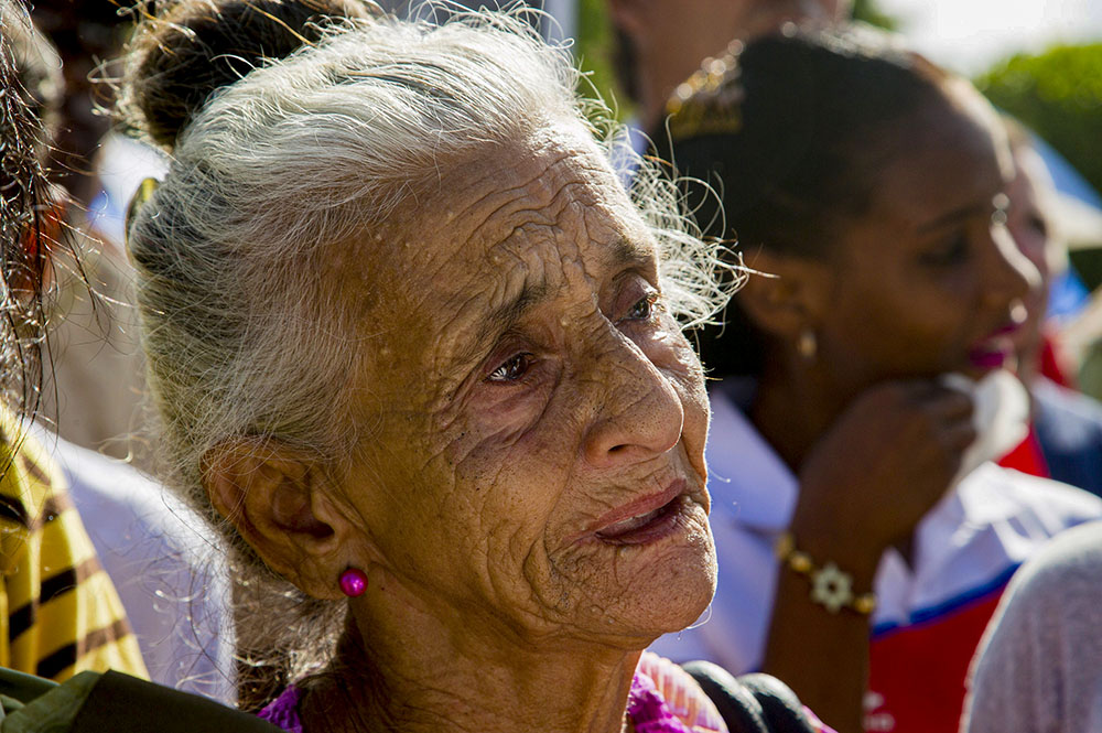 Familiar de una de las víctimas del Crimen de Barbados durante la tradicional peregrinación que se realiza cada 6 de octubre en La Habana, Cuba. Foto: Ismael Francisco/ Cubadebate.