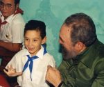 Junto al niño Elián González en su séptimo cumpleaños, el 6 de diciembre de 2000. Foto: Estudios Revolución.