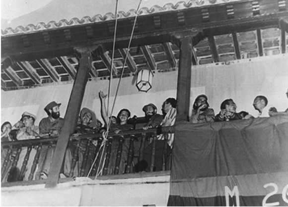 Fidel Castro junto a su hermano Raúl en el balcón del Ayuntamiento en Santiago de Cuba, primero de enero de 1959. Foto: Sitio Fidel Soldado de las Ideas.