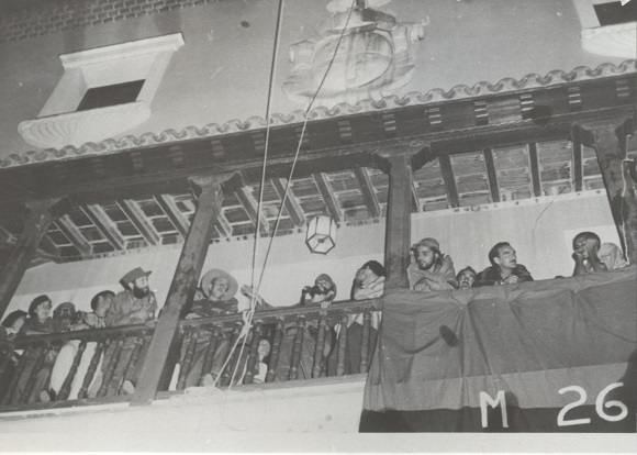 Fidel Castro junto a su hermano Raúl en el balcón del Ayuntamiento en Santiago de Cuba, primero de enero de 1959. Foto: Sitio Fidel Soldado de las Ideas.